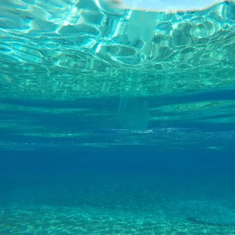 Água do mar vista de baixo